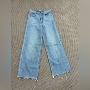 Levi’s High Loose in Let's Stay In PJ Wide Leg Jeans
90’s
Raw Hem
Baggy
Size 27